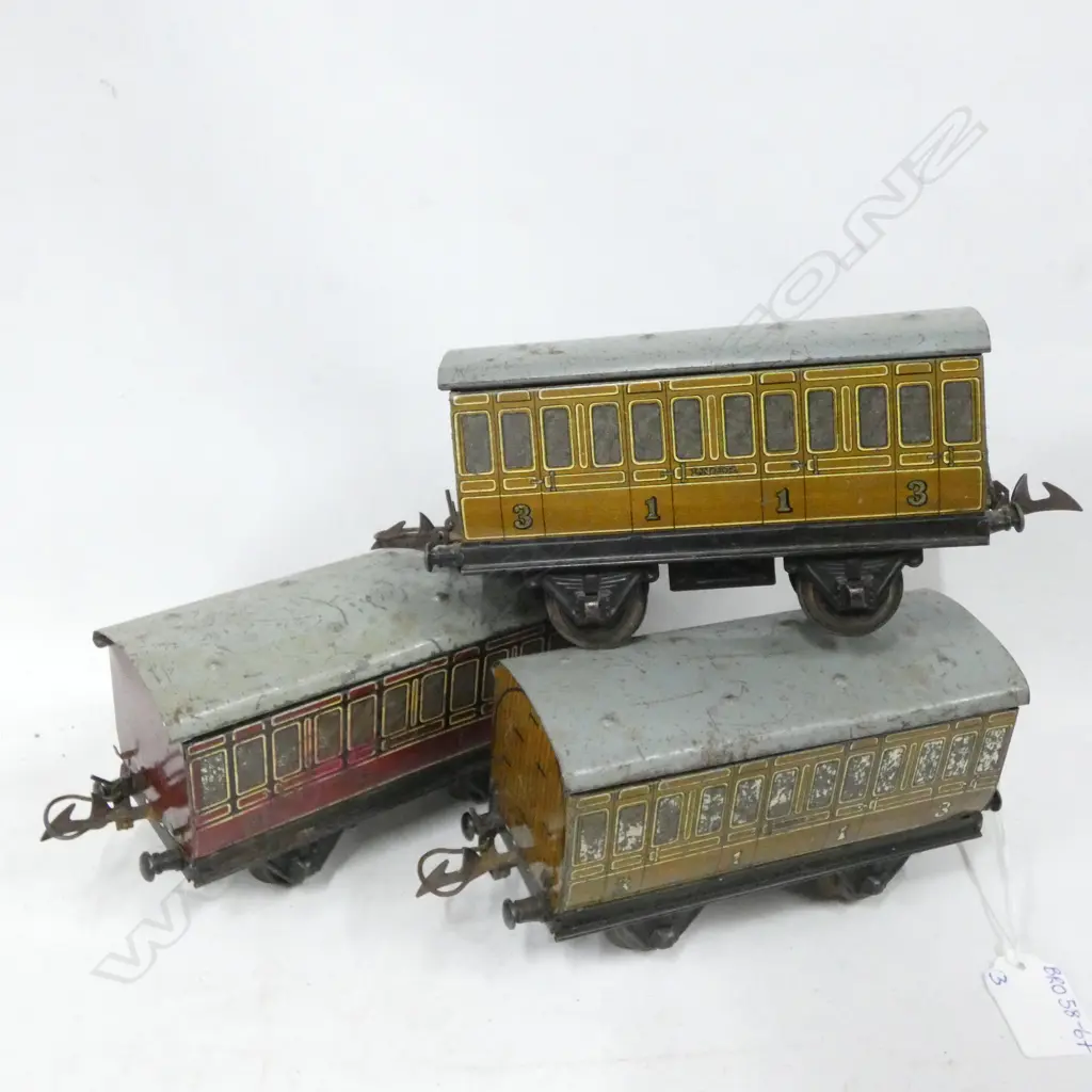 3 OLD HORNBY TIN PLATE CARRIAGES L. 180MM Image 1++